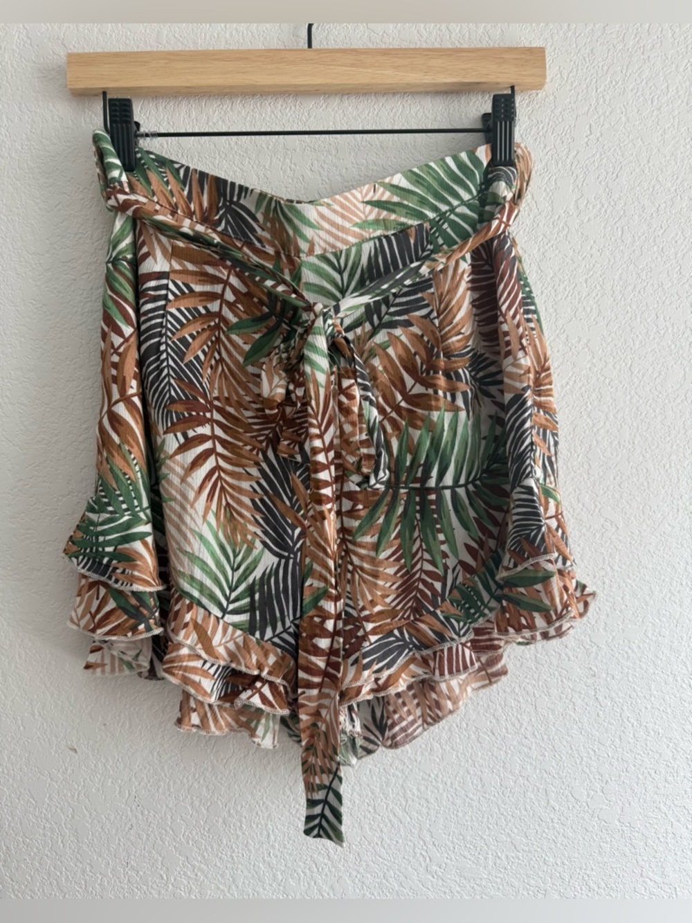 Blue Rain X Francesca‘s Tropical Leaf Print Ruffled Shorts SZ M Linen Blend